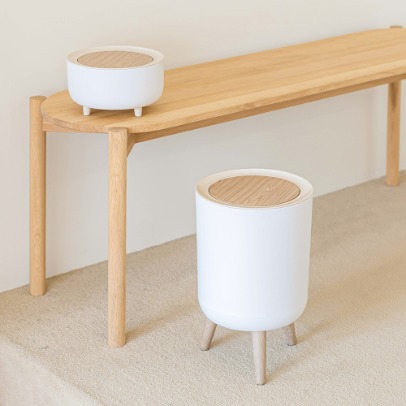 One-touch interior trash can